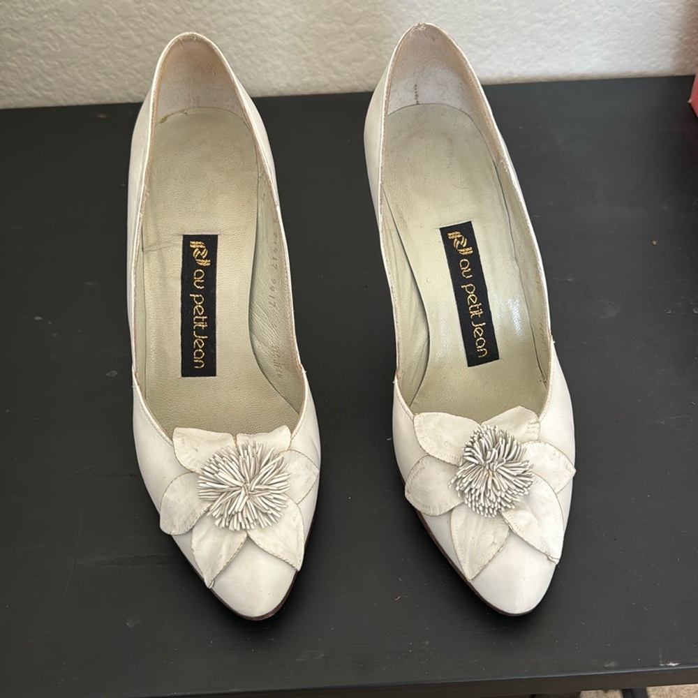 Vintage Off white Au petit Jean pump